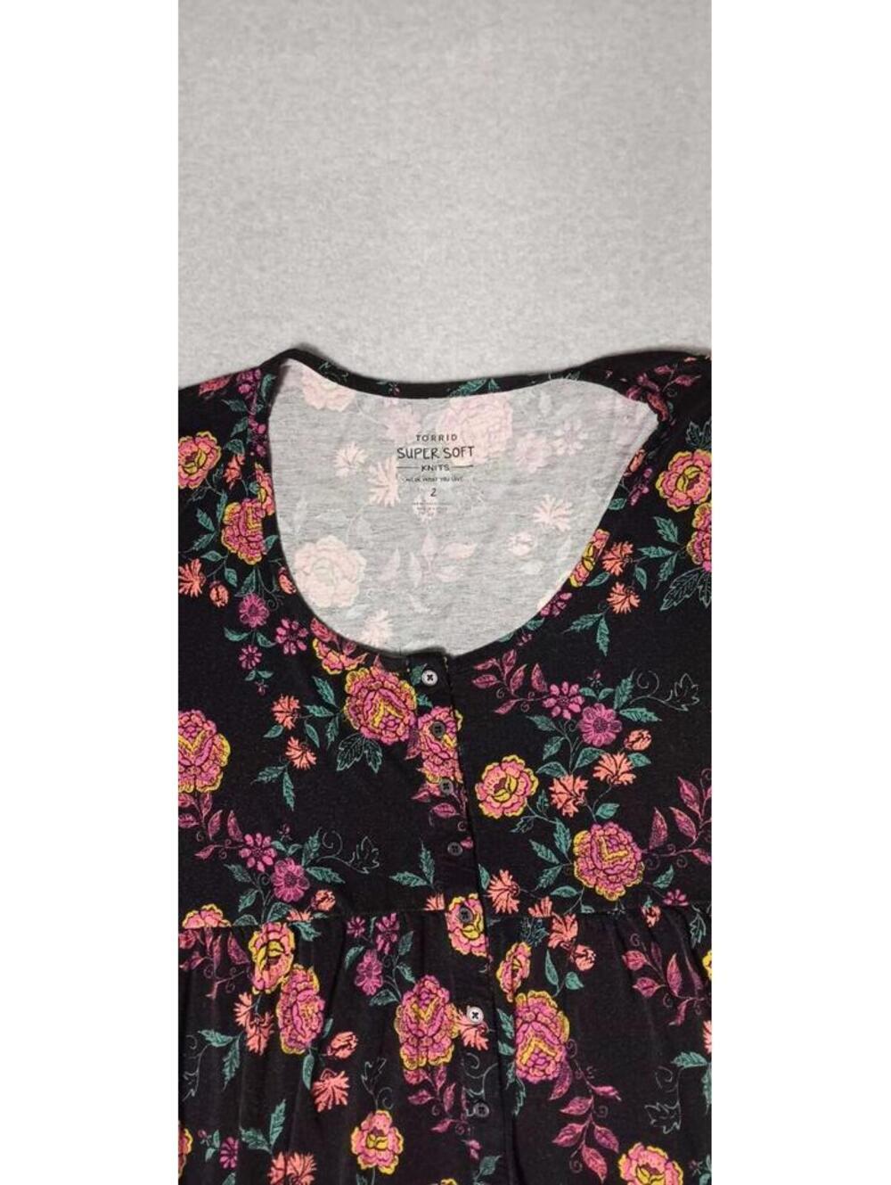 Torrid 3/4 Sleeve Button Up Tunic Blouse Womens Size 2 Black With Floral Design - Picture 9 of 12